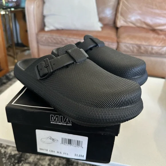 Brand new slip on rubber shoes! - Picture 1 of 4
